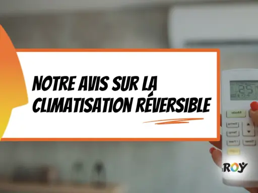 Notre avis sur la climatisation réversible : une solution de chauffage et climatisation efficace. Une main tient une télécommande.