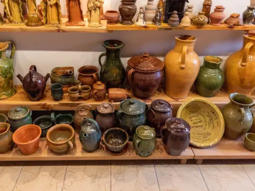 W muzeum garncarstwa podziwiać można bogactwo glinianych naczyń: dzbanki, wazy, garnki i ozdobne figurki.