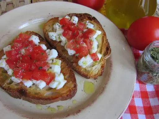 Pyszna bruschetta z pomidorami i mozzarellą, idealna na szybką przekąskę. Oto prosty przepis!