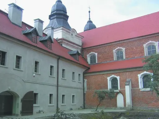 Spokojny pobyt w klasztorze dla świeckich. Architektura z czerwonej cegły i jasnego tynku, czerwone dachy, kopuły i okna.