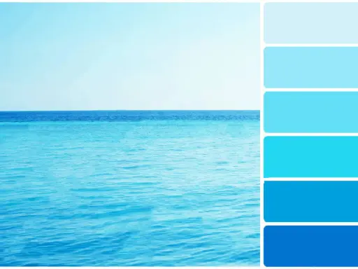 Palette de couleurs marines, explorant chaque nuance de bleu, de l'azur clair à l'indigo profond.