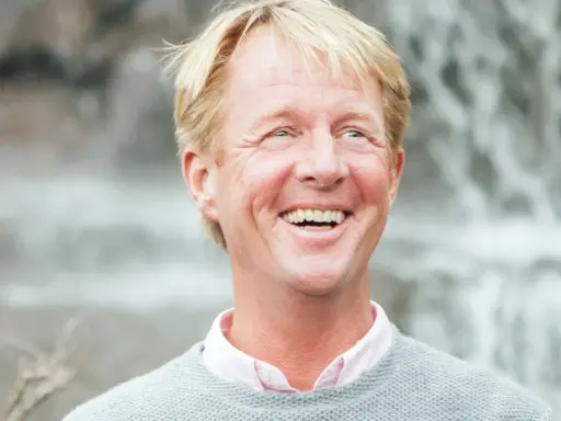 Glad man med blont hår och ljus tröja, skrattar hjärtligt. En natthiko Lindeblad i sin bästa stund.