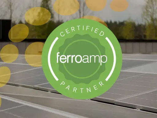Grön cirkel med texten "Certified Ferroamp Partner" över solpaneler. En symbol för en pålitlig ferroamp återförsäljare.