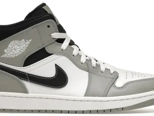 Szary i biały but sportowy, przypominający jordan 1 fake, z czarnym logo i sznurówkami.