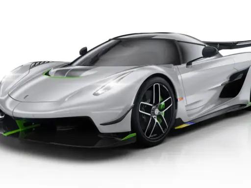 Silberner Koenigsegg Jesko mit grünen Akzenten. Sein V8-Biturbomotor ist ein Meisterwerk der Ingenieurskunst.