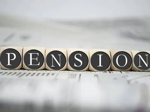Cubos de madera con letras forman la palabra "PENSIÓN". Se puede embargar una pensión de 600 euros, un tema delicado.