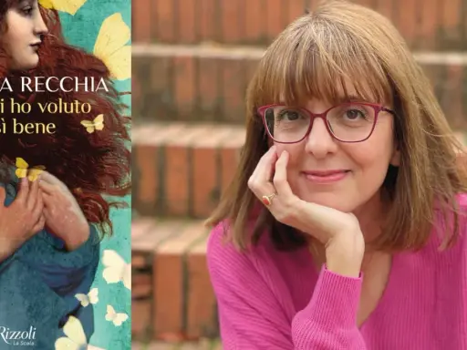 Roberta Recchia, autrice di "Io che ti ho voluto così bene", sorride con una mano sul viso, circondata da farfalle.