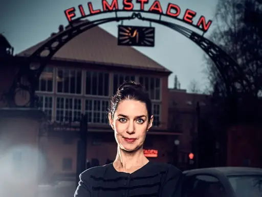 Kvinna framför Filmstaden Råsunda. En ikonisk plats för svensk filmhistoria.