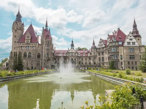 Zamek Moszna, gdzie jest, zachwyca architekturą i stawem z fontanną.