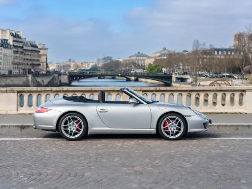 Silberner Porsche 911 Cabriolet in Paris. Die Porsche 911 Preisentwicklung ist stabil, ein Klassiker für die Ewigkeit.