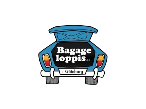 Blå bil med öppen baklucka där det står "Bagage loppis.se i Göteborg". En rolig logotyp för en loppis i Slottsskogen.