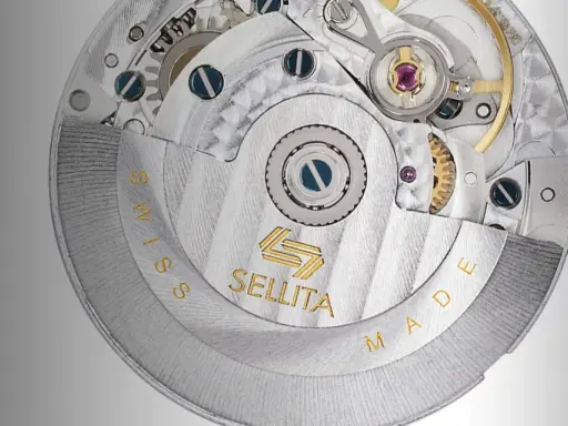 Dettaglio del movimento Sellita, con ingranaggi e finiture di precisione. La scritta "SWISS MADE" circonda il meccanismo.