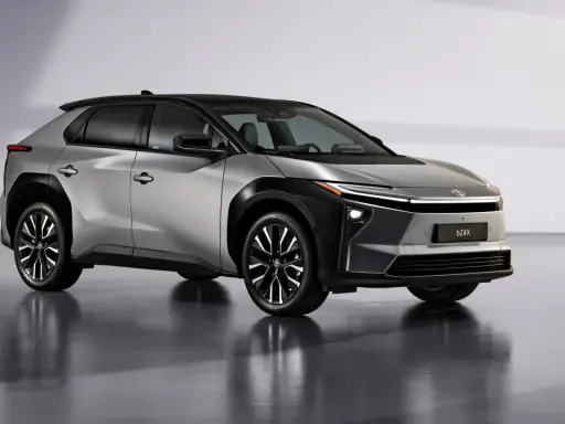 Un elegante SUV plateado con techo negro, uno de los coches eléctricos grandes más modernos.