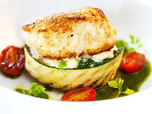 En läcker fiskrätt med grillad zucchini, körsbärstomater och en grön sås. Ett perfekt lubb recept för en fin middag.