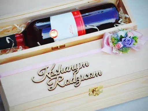 Elegancka skrzynka na wino dla chrzestnych z napisem "Kochanym Rodzicom" i ozdobną kokardką z kwiatami.