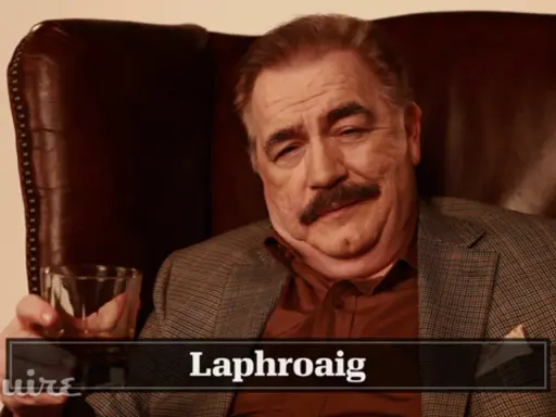 Mann mit Schnurrbart hält Glas Whisky. Die Laphroaig Aussprache ist wichtig für Kenner.