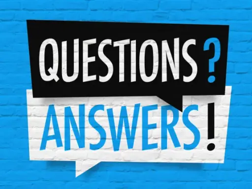 Dwie dymki nad niebieską ceglaną ścianą: czarna z białym napisem "QUESTIONS?" i biała z niebieskim "ANSWERS!". Idealne do przygotowania do fce egzamin przykładowy.