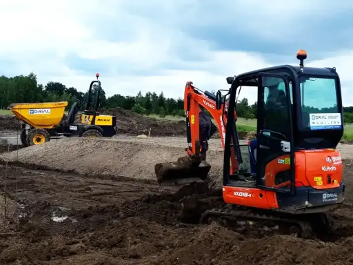 Ile kosztuje minikoparka? Ceny, wynajem, leasing i ukryte koszty.