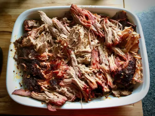 Zartes Pulled Pork, perfekt für Smoker Rezepte. Saftig und rauchig, bereit zum Genießen.
