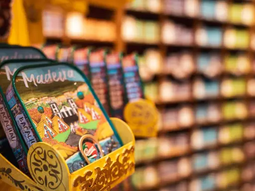 Bunte Dosen mit Madeira-Motiven, typische Madeira Mitbringsel.