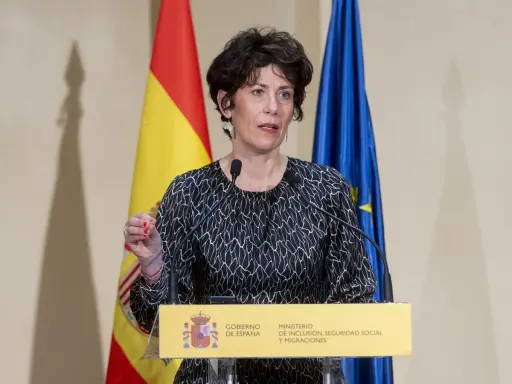 Ministra habla sobre con cuántos años te puedes jubilar, con banderas de España y UE de fondo.