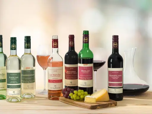 Eine Auswahl an Bio-Weinen aus Spanien, Deutschland und Italien. Entdecken Sie, aus welchem Land Wein kommt und genießen Sie die Vielfalt.