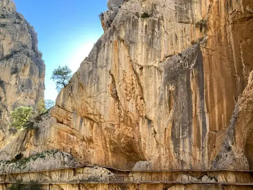 Der Weg "el Chorro" schlängelt sich an steilen Felswänden entlang, ein atemberaubender Anblick.