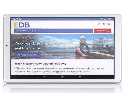 Tablet wyświetla stronę EDB - Elektroniczny Dziennik Budowy. Pracownicy w kaskach pracują na budowie.