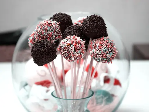 Kolorowe cake pops w czekoladzie i posypce, idealne na imprezę. Przepis na cake pops jest prosty!