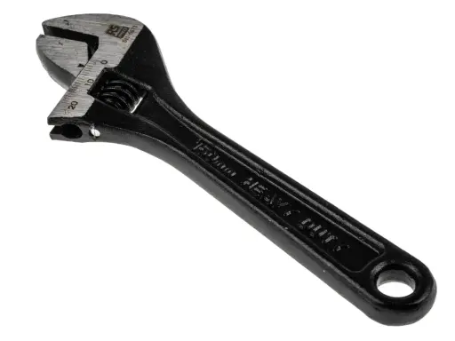Llave inglesa negra, con marcas de medición en milímetros y la inscripción "HEAVY DUTY". Es una herramienta robusta, como el pie del rey.