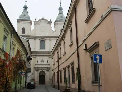 Urokliwa uliczka prowadząca do Sanktuarium Matki Bożej Trybunalskiej. Odkryj piotrków trybunalski atrakcje!