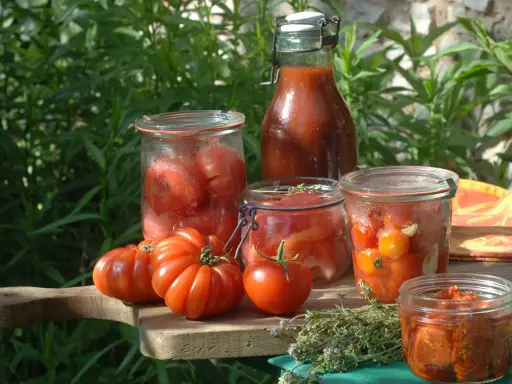 Comment conserver les tomates : bocaux de tomates entières, en morceaux, sauce tomate et tomates séchées.