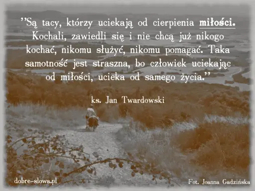 Złote myśli ks. Jana Twardowskiego o miłości i samotności. Cytat na tle krajobrazu z osobą na rowerze.
