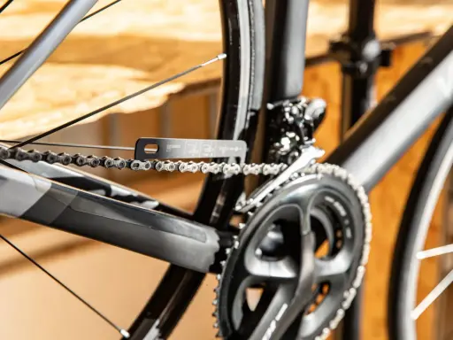 Narzędzie do sprawdzania naciągu łańcucha w rowerze z przerzutkami Shimano. Pokazuje, jak naciągnąć łańcuch.