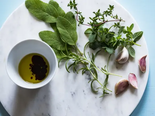 Świeże zioła: szałwia, tymianek, rozmaryn, czosnek i oliwa z oliwek z octem balsamicznym. Naturalne sposoby na wsparcie gospodarki wodnej organizmu.