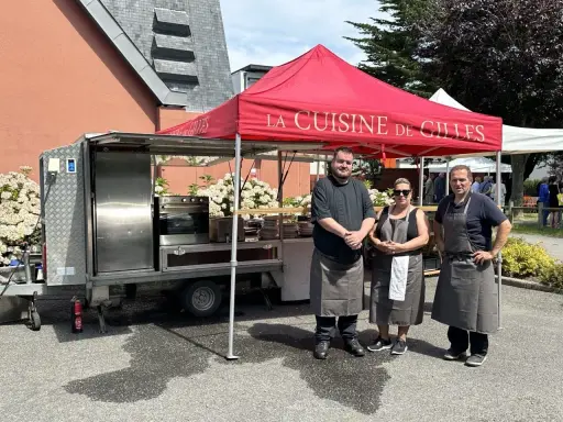 L'équipe de la timonerie Saint-Malo, sous la tente rouge "La Cuisine de Gilles", prépare de bons plats.