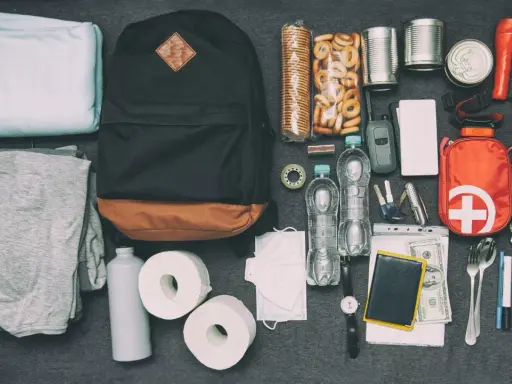 Plecak ucieczkowy wyposażenie: ubrania, woda, żywność, apteczka, latarka, lina, telefon, pieniądze, przybory toaletowe.