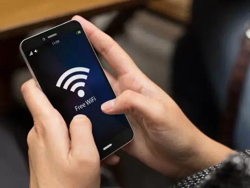 Person versucht, das Handy mit dem WLAN zu verbinden, aber es klappt nicht. Das WLAN-Symbol leuchtet auf dem Bildschirm.