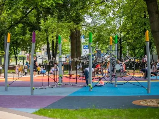 Kolorowy plac zabaw w Bielsku z linami do wspinaczki i huśtawkami. Wspaniałe atrakcje dla dzieci w słoneczny dzień.
