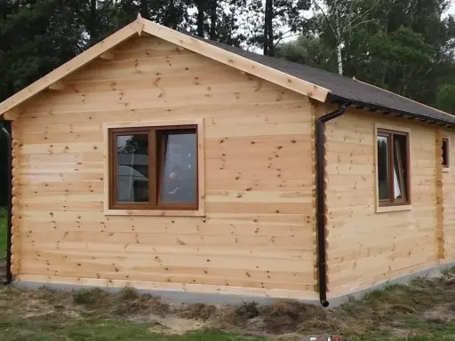 Drewniany domek ogrodowy, z czego zbudowac? Ściany z bali, dach kryty papą, dwa okna.