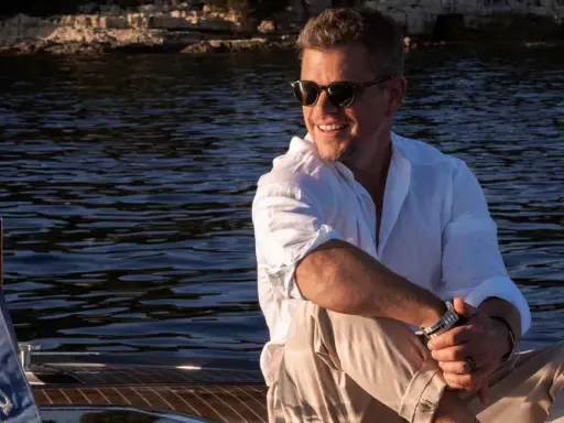 Matt Damon, stjärnan i många filmer, njuter av en båttur i solen.