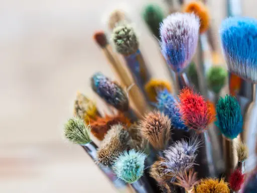 Bunte Pinsel, die darauf warten, wieder weich zu werden und neue Kunstwerke zu schaffen.