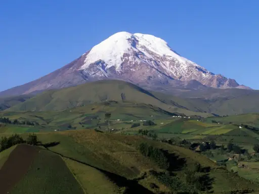 Ośnieżony wulkan Chimborazo, który jest najdalej położonym punktem od środka Ziemi, góruje nad zielonymi, rolniczymi dolinami Ekwadoru.