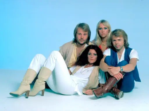 ABBA-medlemmarna poserar för en ikonisk bild. Tänk dig en ABBA-låtar lista med dessa stjärnor.