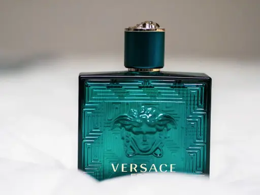 Zielona butelka perfum Versace Eros z Meduzą. Jak rozpoznać oryginał? Detale zdobień i logo są kluczowe.