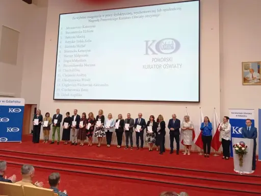 Ile wynosi nagroda kuratora oświaty? Odkryj jej wartość i zasady