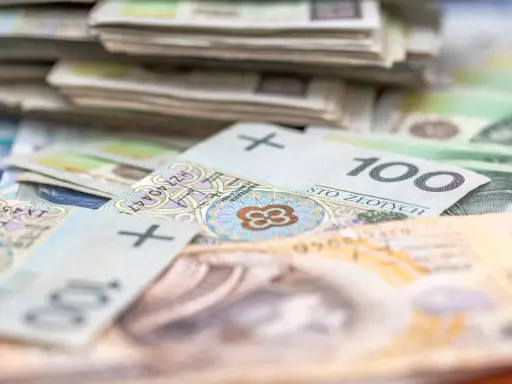 Stos banknotów 100 złotych. Taka stawka godzinowa to marzenie przy umowie zlecenie.