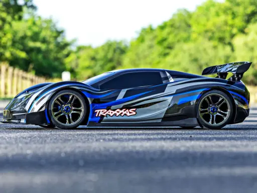 Ein extrem schnelles RC-Auto mit blau-silbernem Design, das aussieht wie das teuerste RC-Auto der Welt, steht auf Asphalt.
