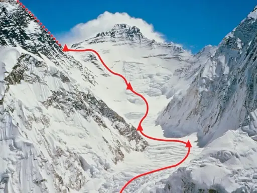 Trasa na szczyt Mount Everest. Czerwona linia wyznacza drogę przez lodowiec i śnieżne zbocza.