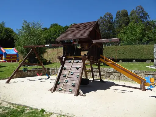 Un restaurante con parque infantil ofrece diversión para todos. Columpios, tobogán y rocódromo esperan a los niños.